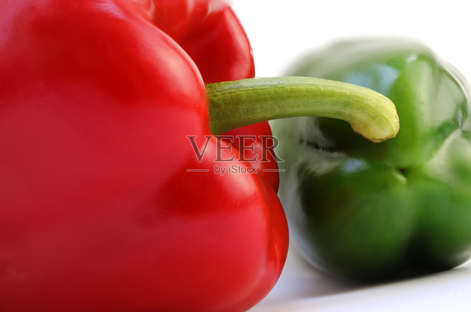 红色和绿色的甜椒在白色的背景下。甜辣椒。照片摄影图片