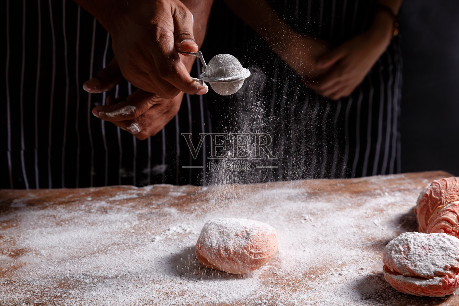 面包师准备面包,面粉,鸡蛋,擀面杖,过滤器,面包-在木桌上照片摄影图片