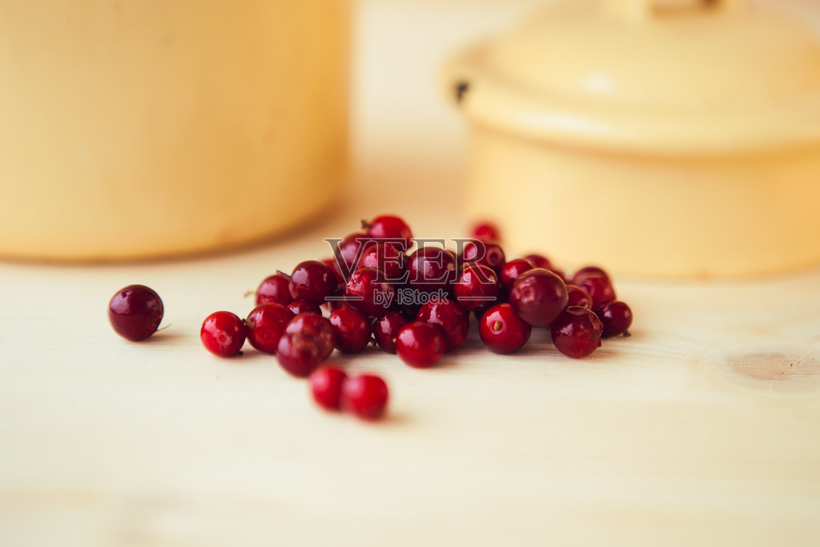 红色越桔,越桔,fowberry,红莓,蔓越莓木制背景照片摄影图片