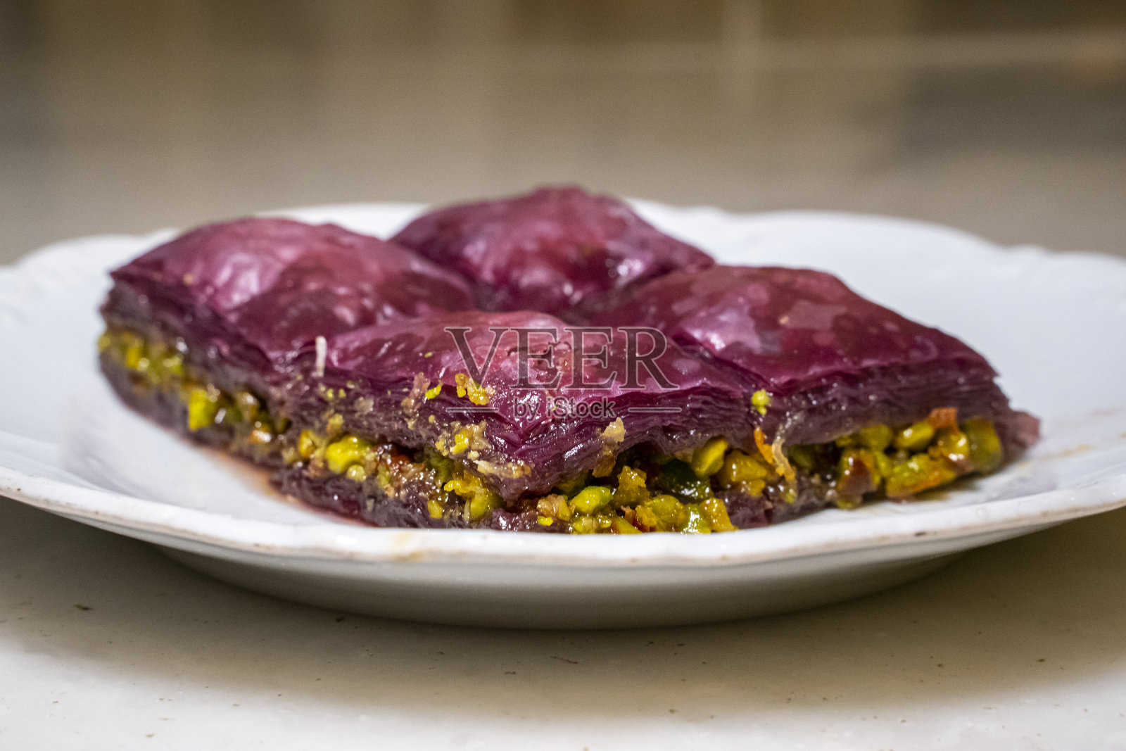 核桃、开心果土耳其风味安泰普果仁蜜饼展示照片摄影图片