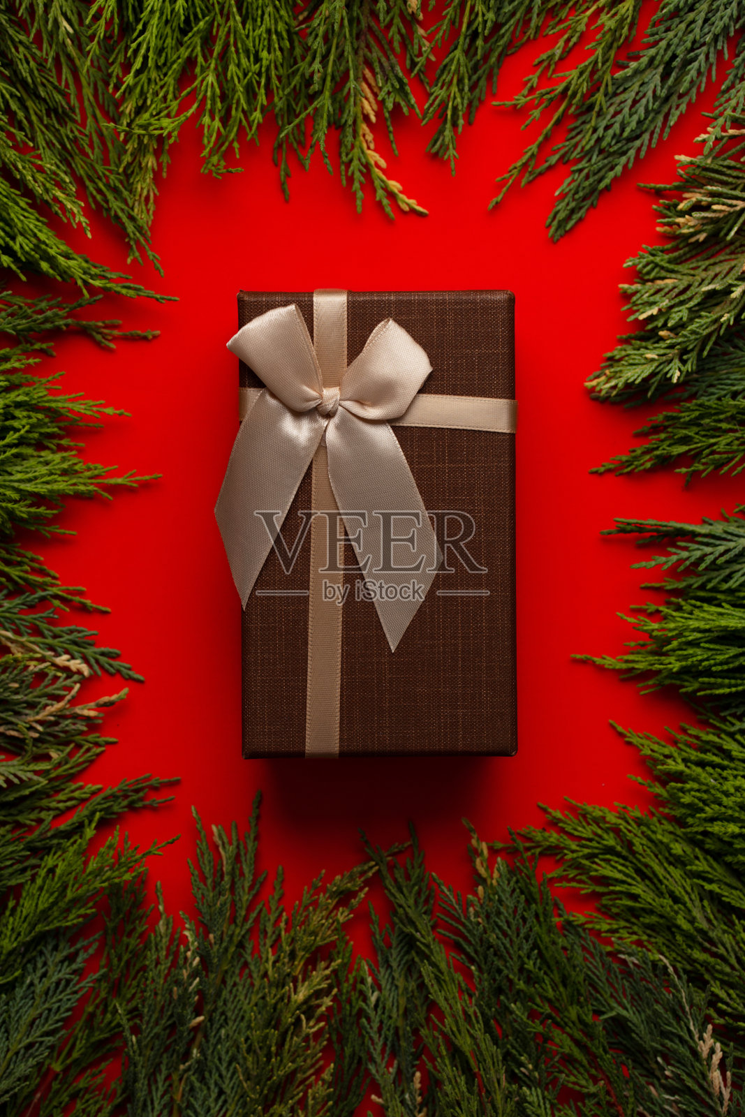 红色背景的礼品盒。圣诞节,生日,情人节,黑色星期五的礼品盒概念。照片摄影图片