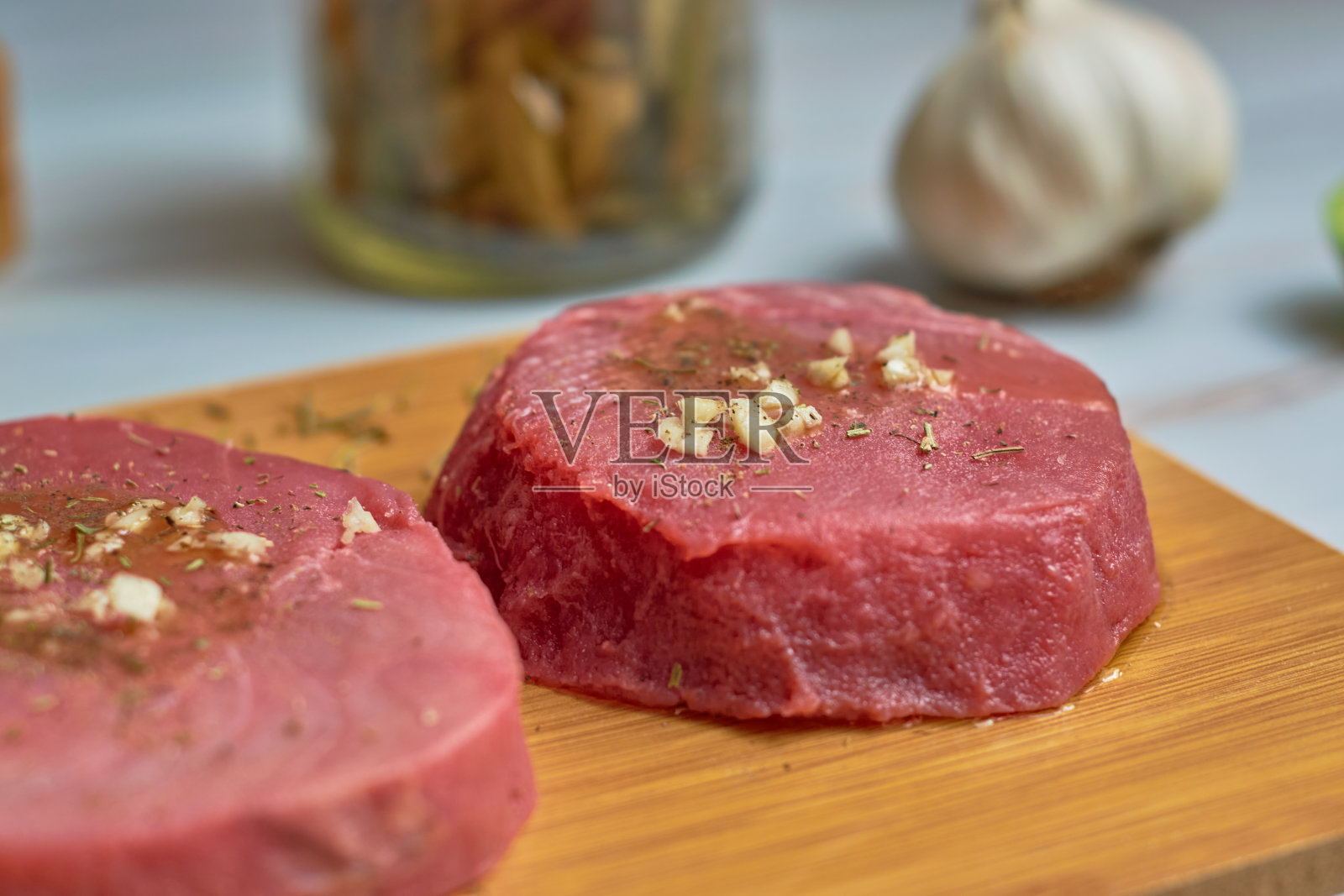 木板上的新鲜生金枪鱼排的特写镜头。健康食品的概念。照片摄影图片