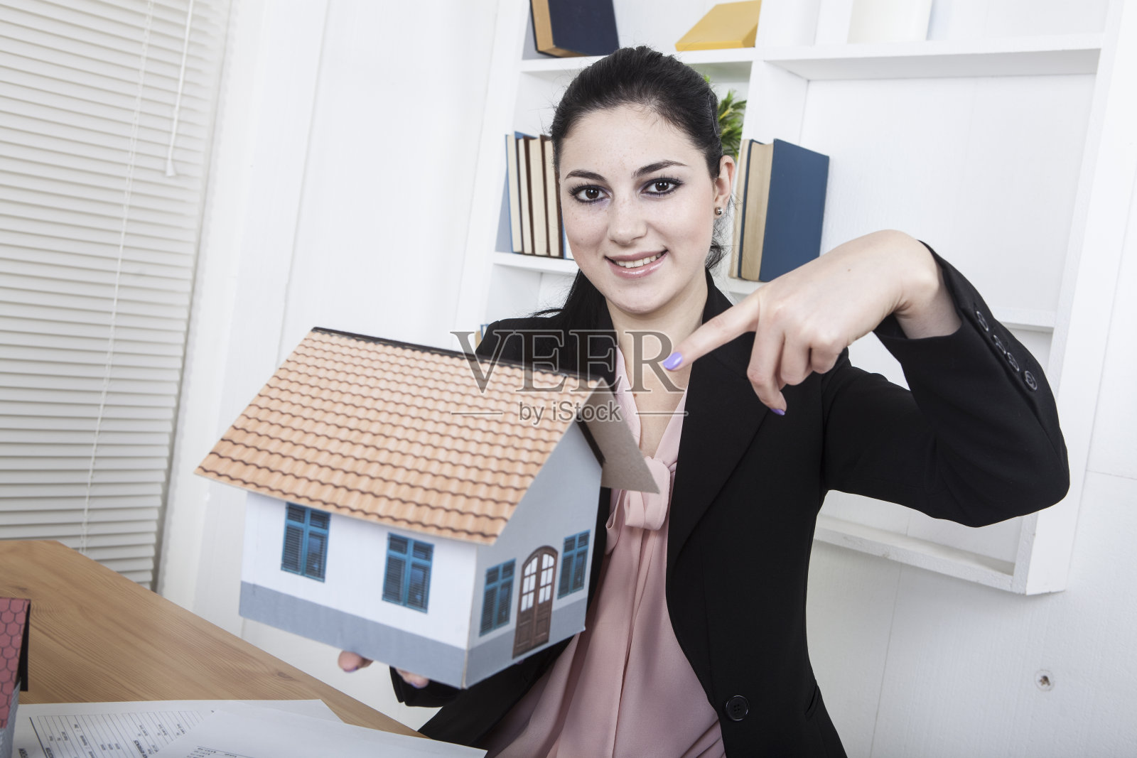 女商人在办公室和房子的模型照片摄影图片