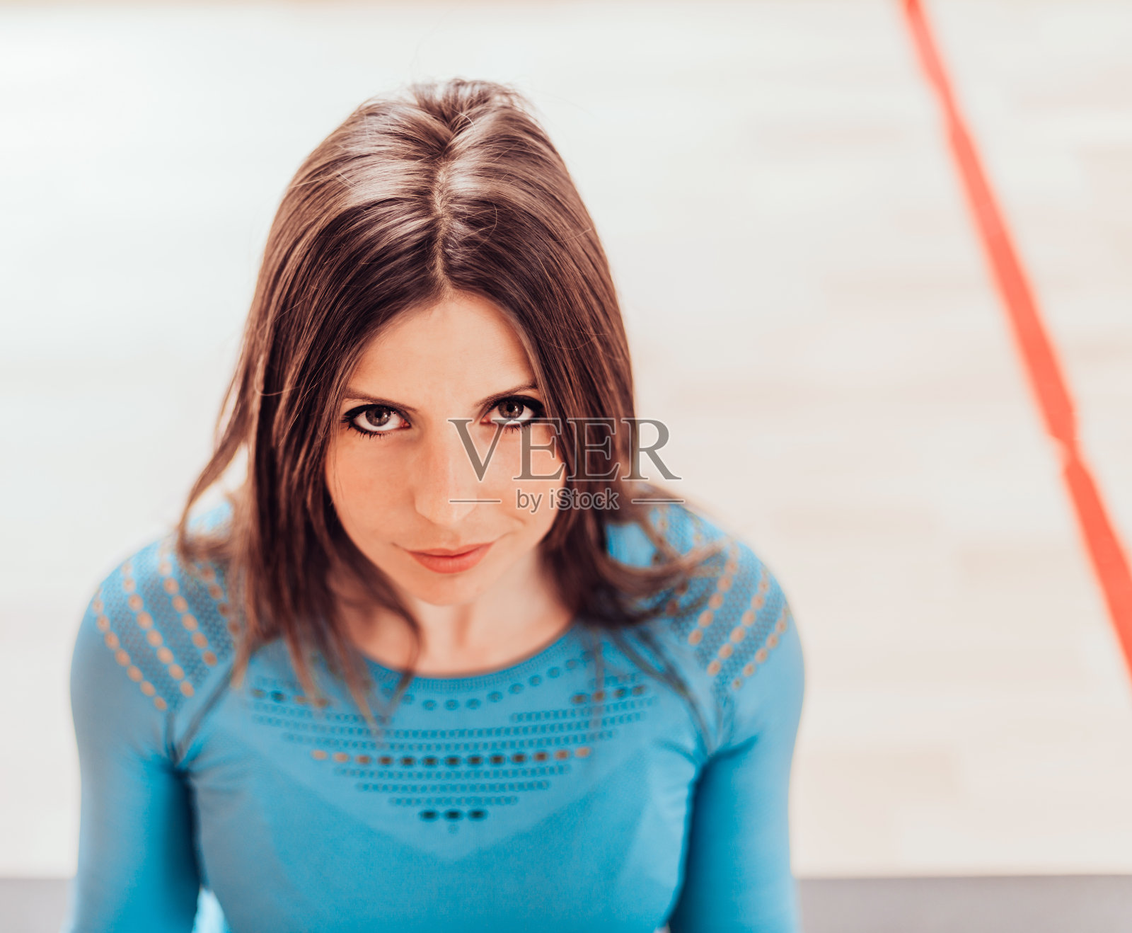 瑜伽课上穿着蓝色紧身裤的女人的肖像。照片摄影图片