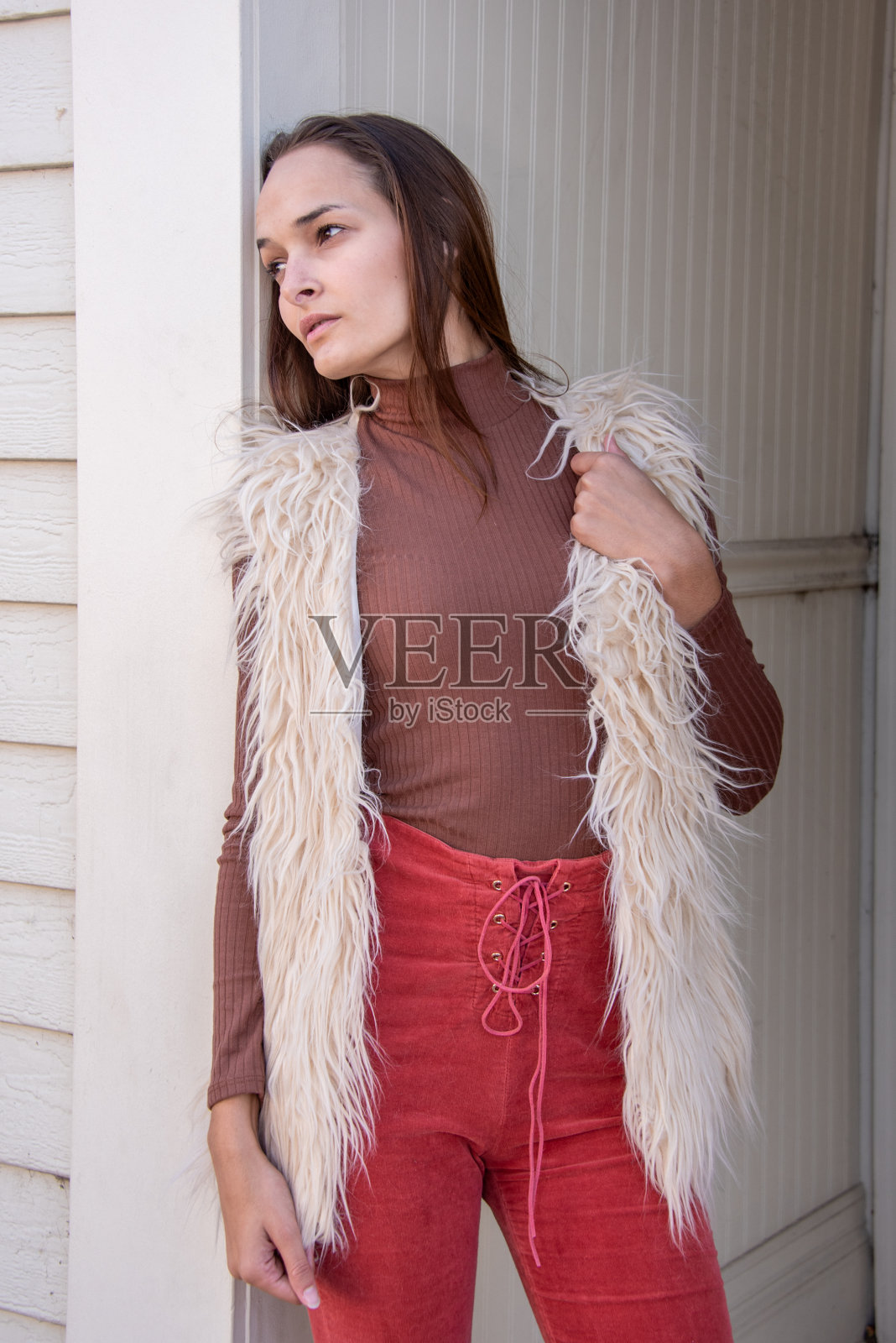 一个年轻的女人在秋天的一天在小镇上散步照片摄影图片