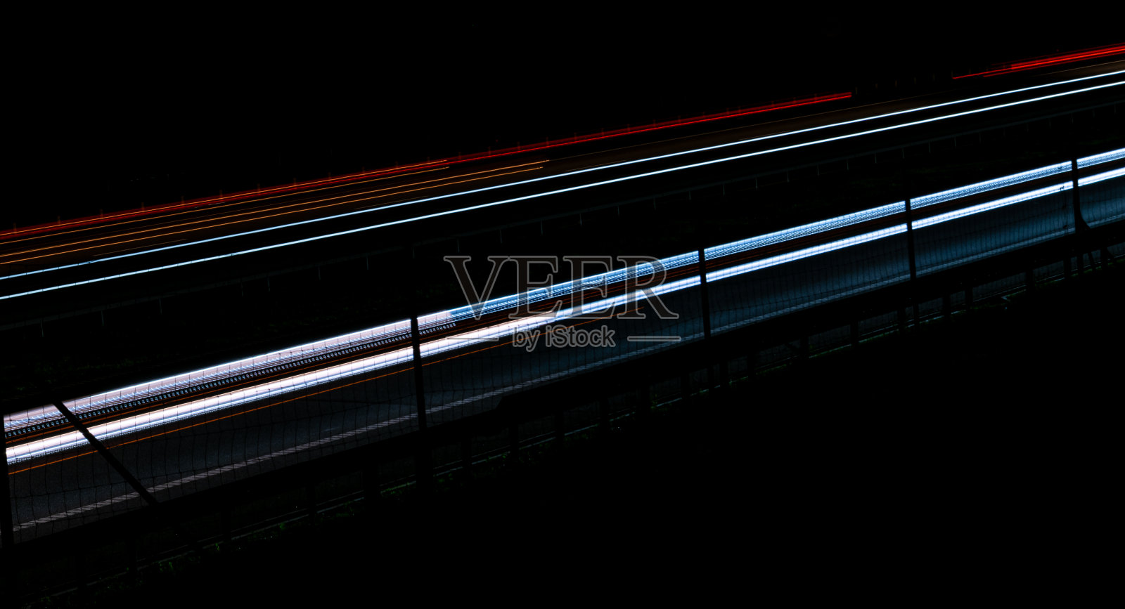 车灯与黑夜。长时间曝光照片摄影图片