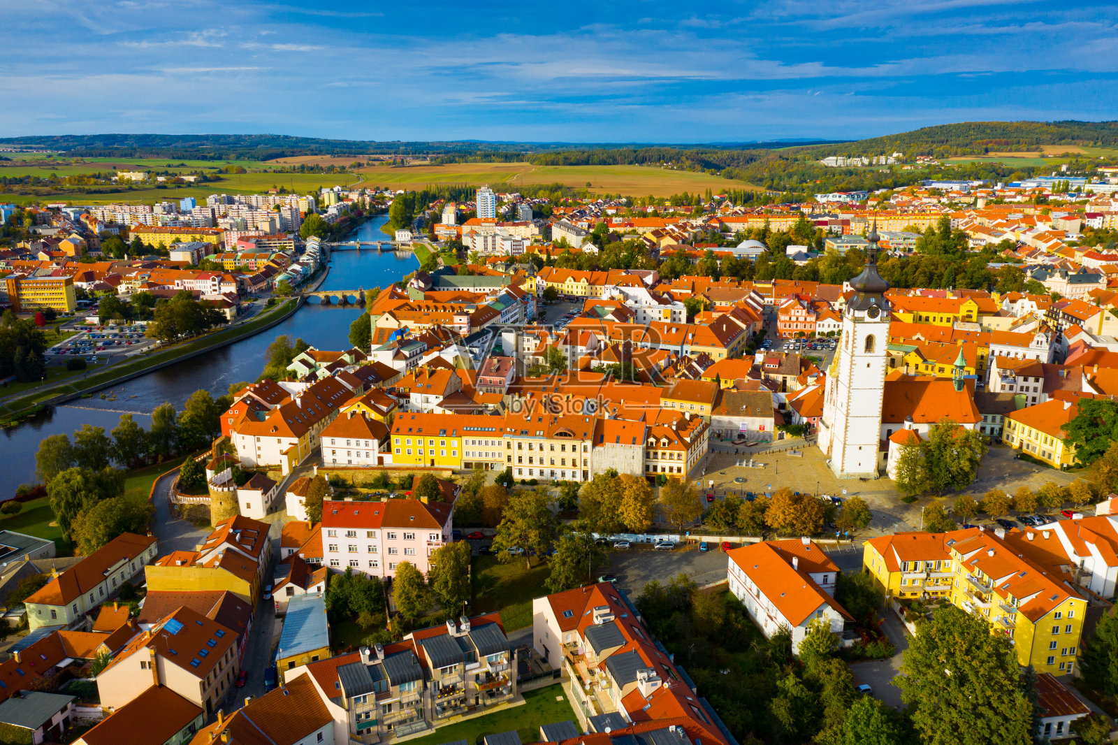 带教堂的皮塞克古城照片摄影图片