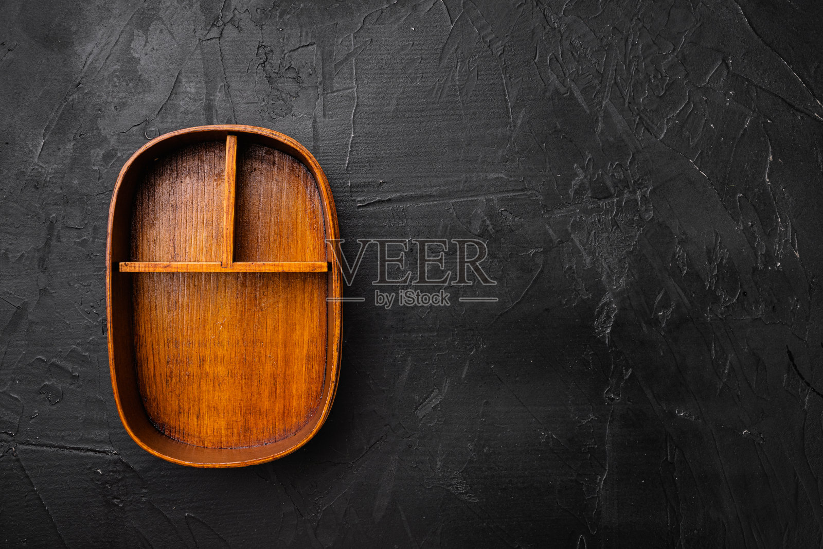 开放的木制便当盒与文本或食品的复制空间,文本或食品的复制空间,俯视图平铺,在黑色的深色石头背景照片摄影图片