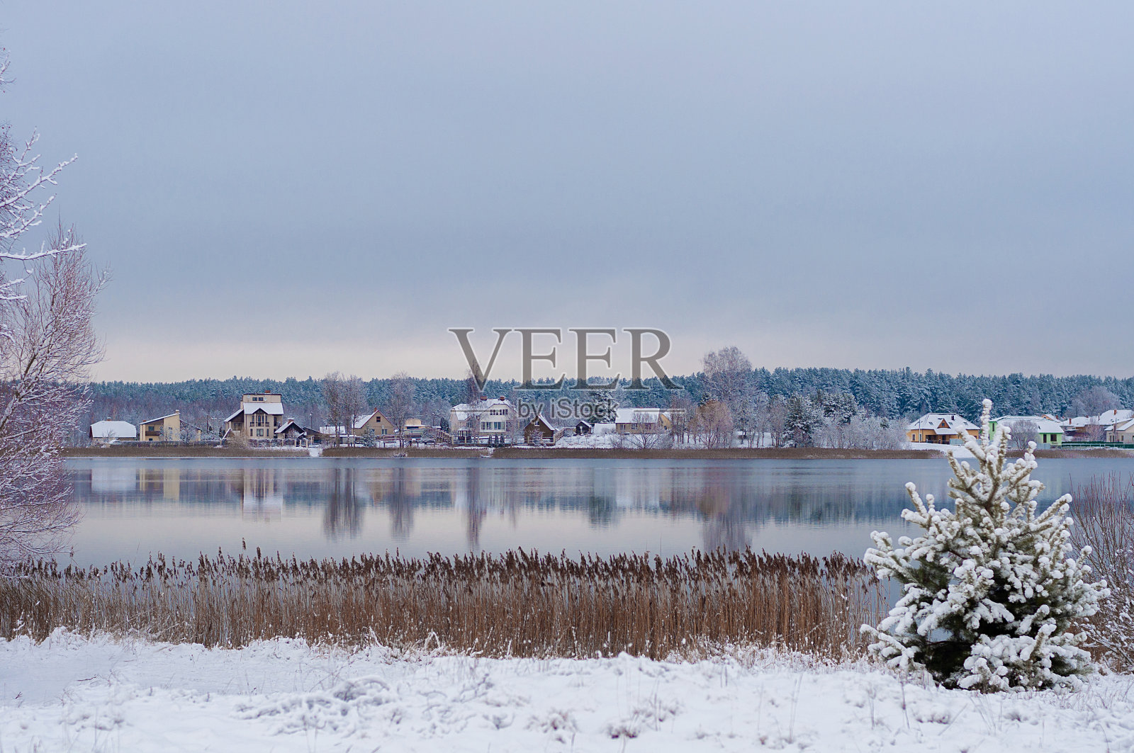 冬湖岸边休息的地方照片摄影图片