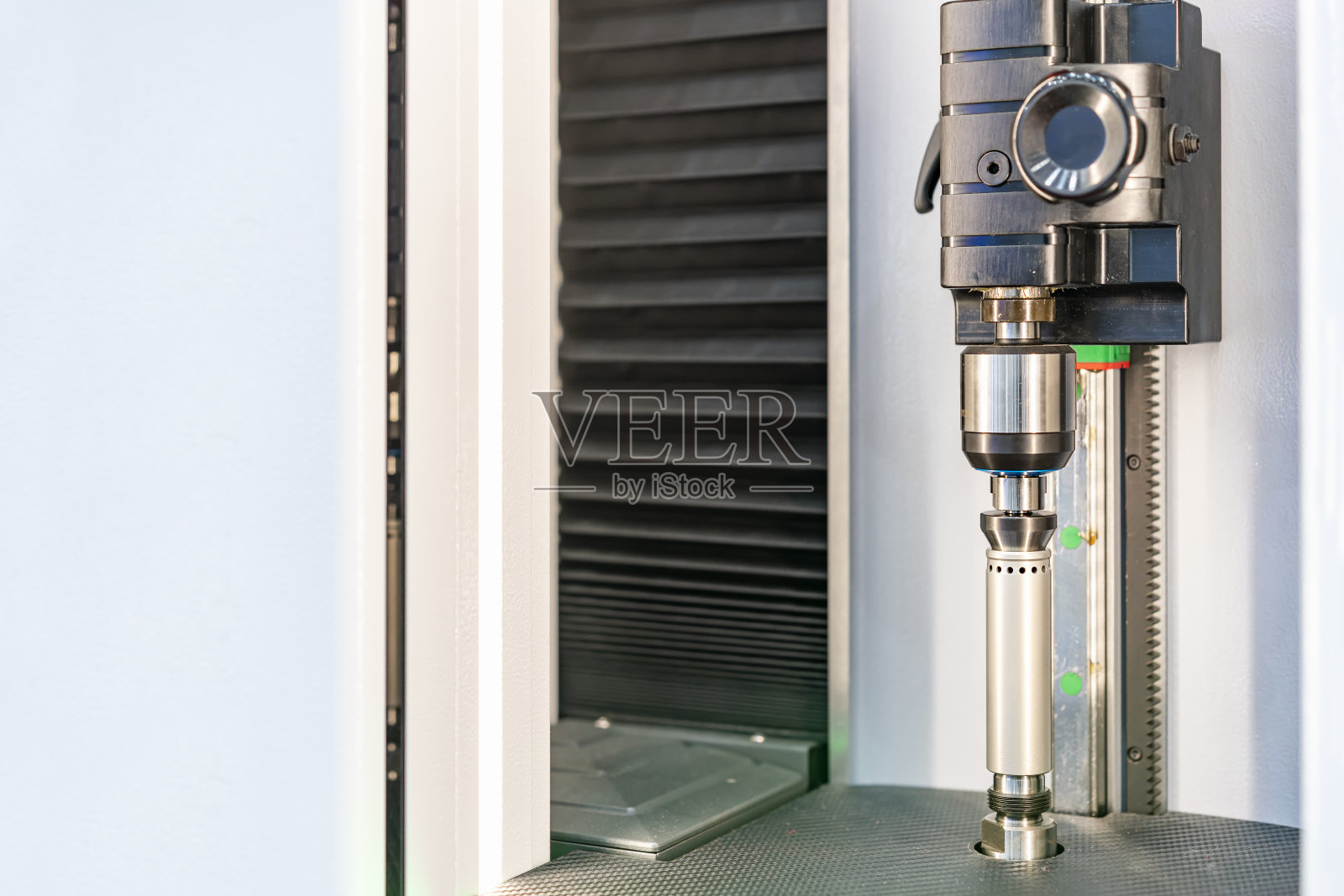 在高技术精密光学测量机上对圆柱形金属工件进行多种外表面检测、尺寸、外观、形状、轮廓等。照片摄影图片