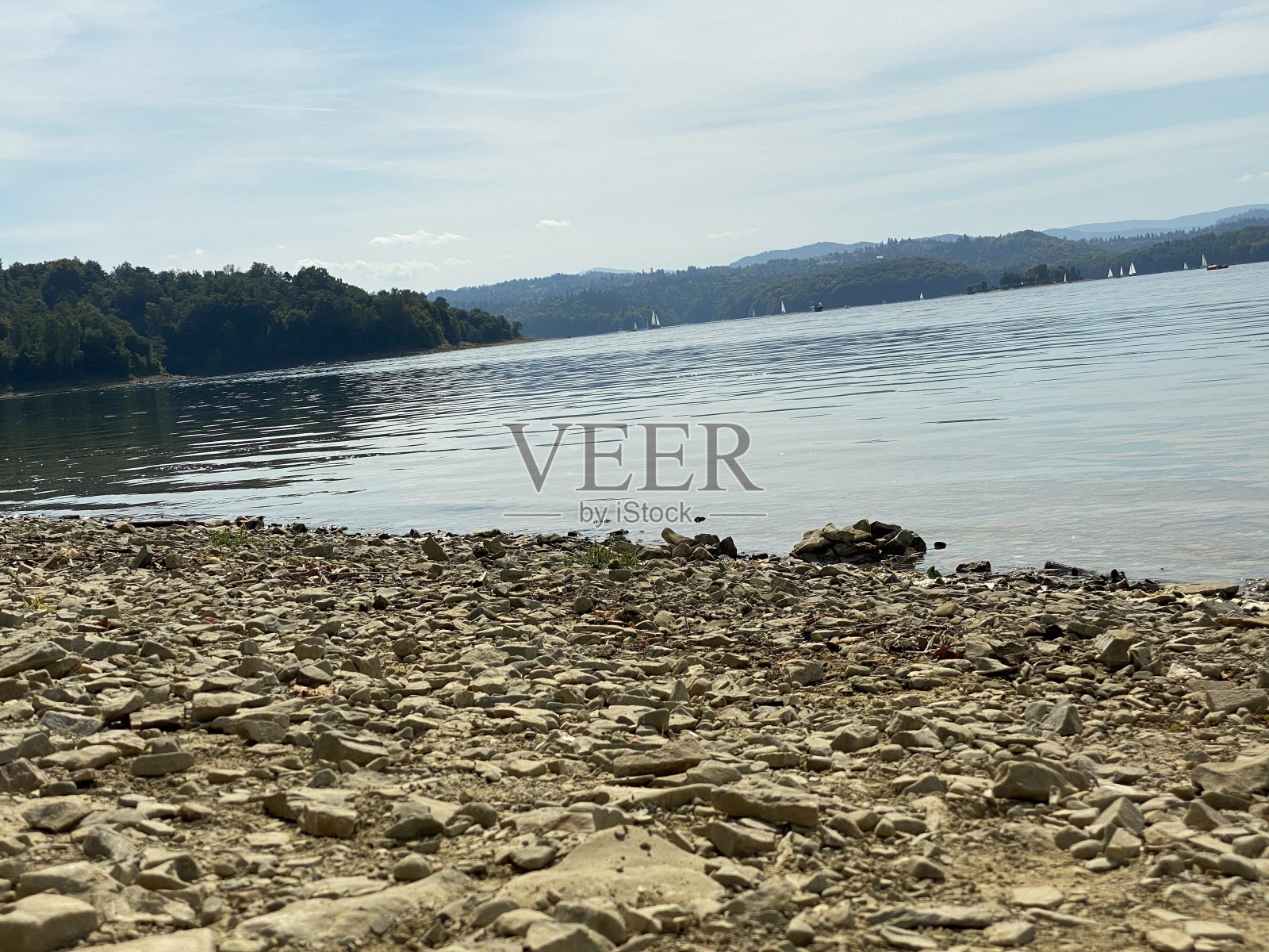 多岩石的索林斯基湖岸边可见山脉碧水碧水照片摄影图片