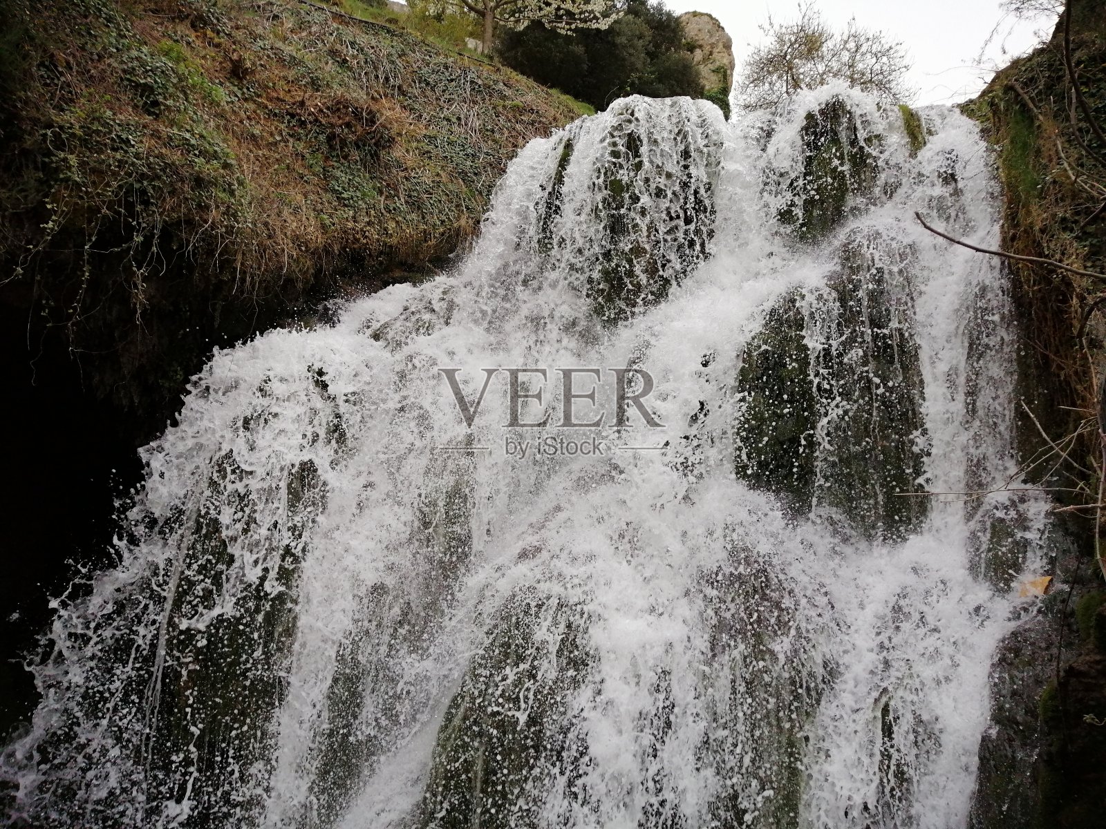 托贝拉的瀑布与河流照片摄影图片