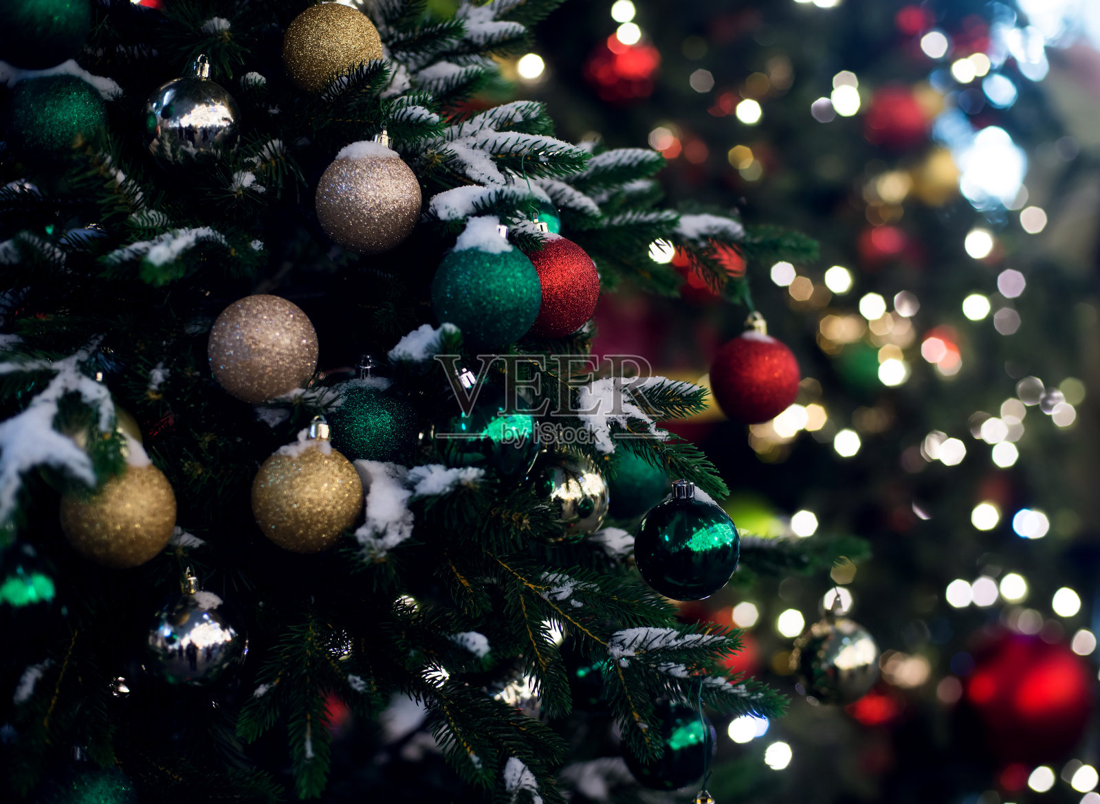 新年快乐圣诞节背景,含杉树枝、玩具和花环照片摄影图片