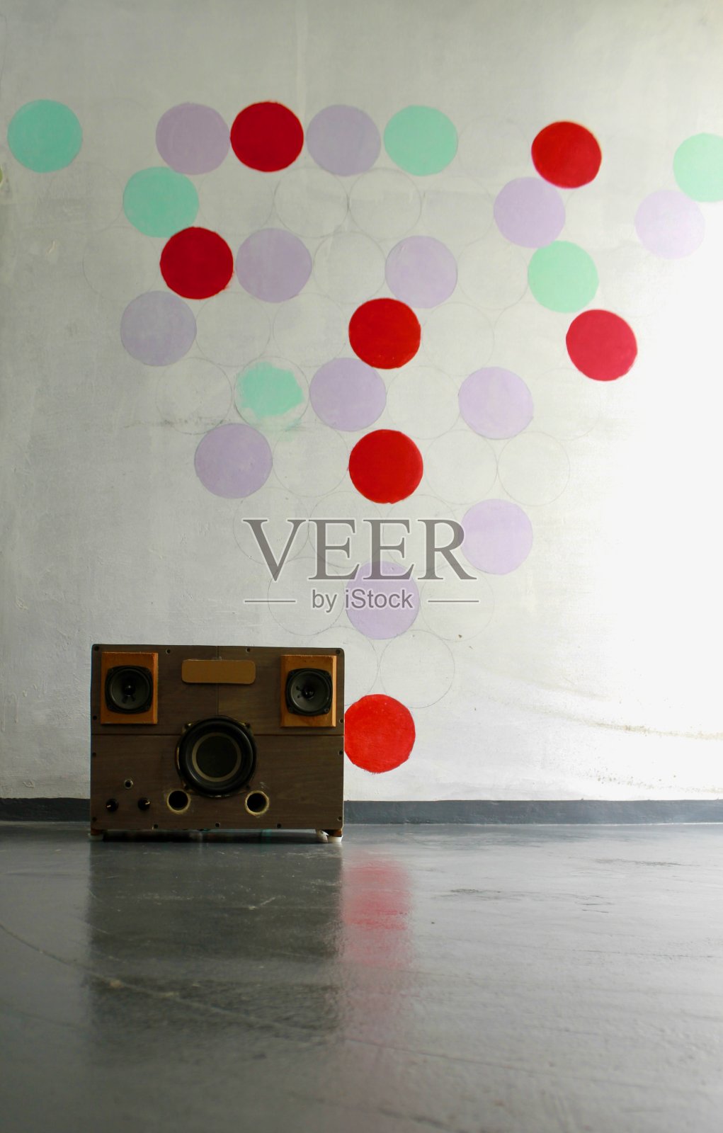 DIY立体声系统与墙壁艺术的背景照片摄影图片