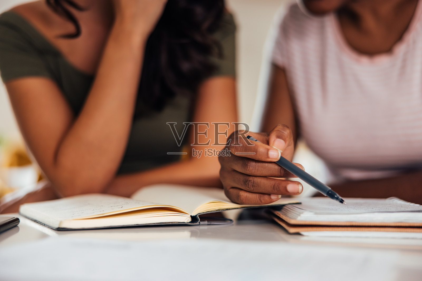 成年女性,想出了新点子。照片摄影图片