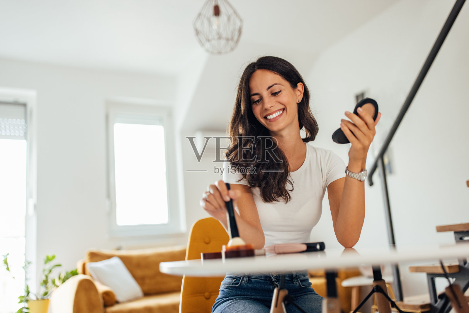 成年女人,小心翼翼地化妆。照片摄影图片