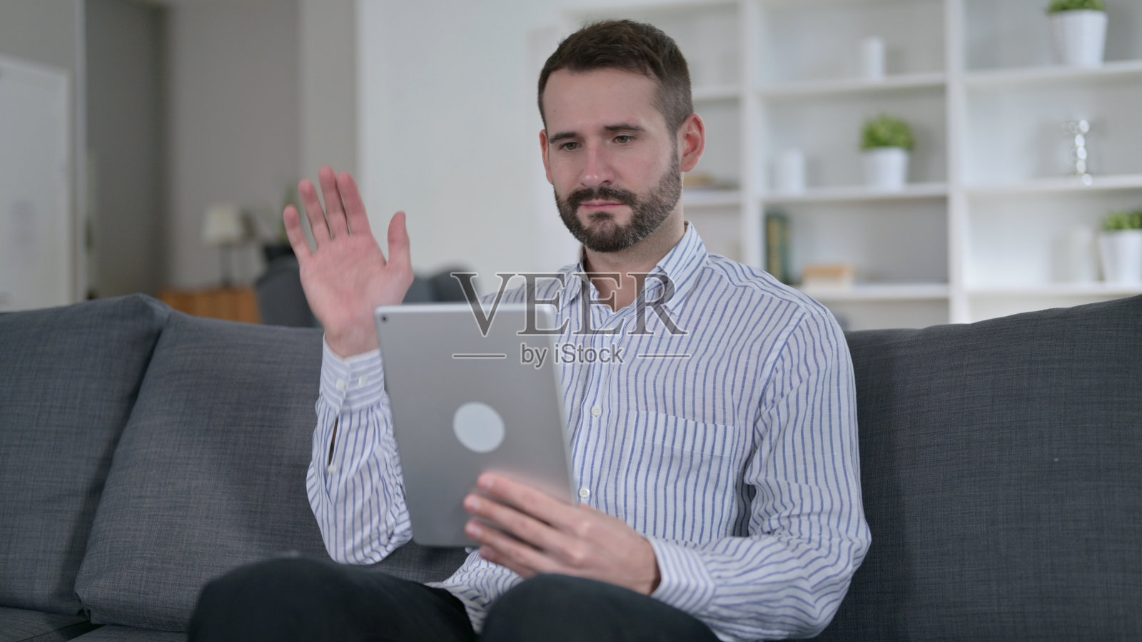 开朗的年轻人在平板电脑上视频聊天照片摄影图片