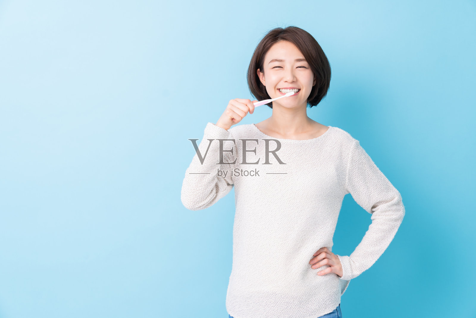 漂亮的亚洲女人用健康的牙齿拿着牙刷,口腔护理照片摄影图片