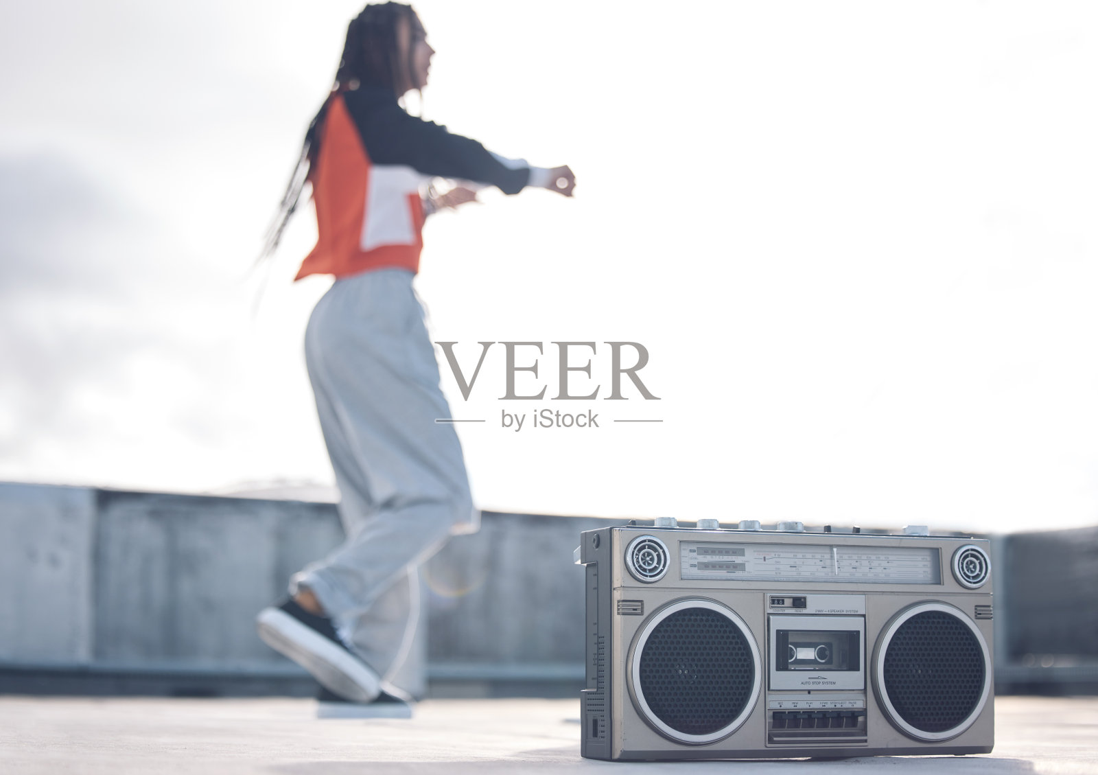 一个年轻女人在屋顶上拿着录音机照片摄影图片