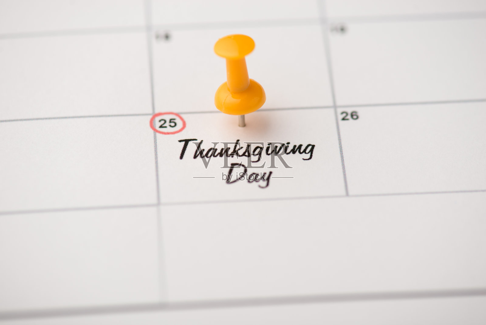 挂历上的标记在第25题字感恩节用黄色图钉的特写照片照片摄影图片
