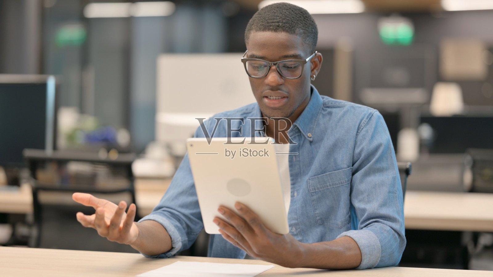 非裔美国人在办公室用平板电脑进行视频通话照片摄影图片