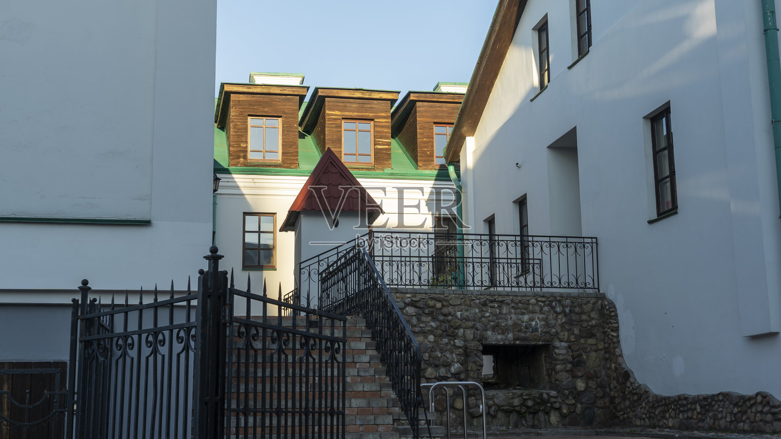 城市里的老建筑。市中心的历史建筑。传统的欧洲建筑。照片摄影图片