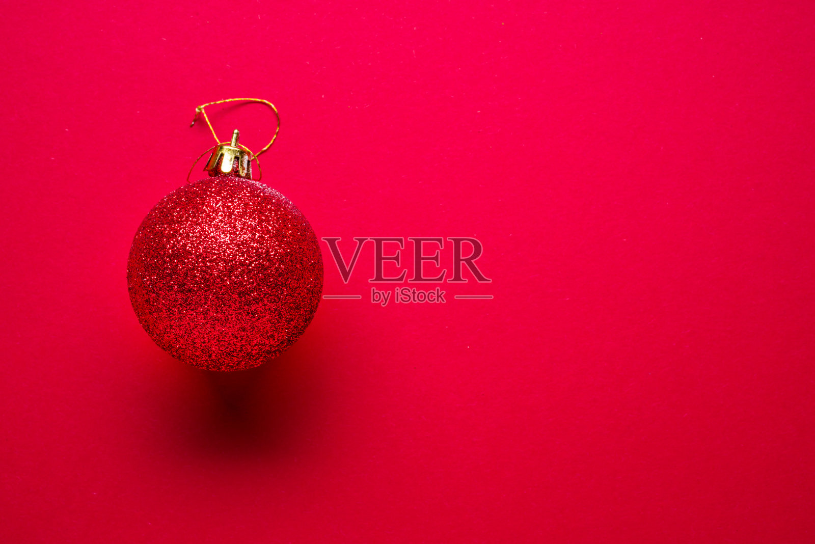 红色的新年或圣诞节背景和红色闪闪发光的圣诞球在它。照片摄影图片