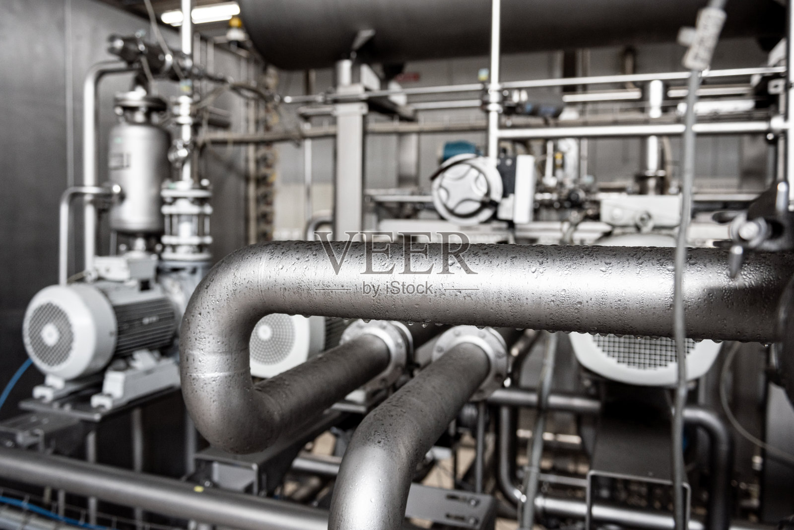 饮料厂的现代化内部与桶和管道照片摄影图片