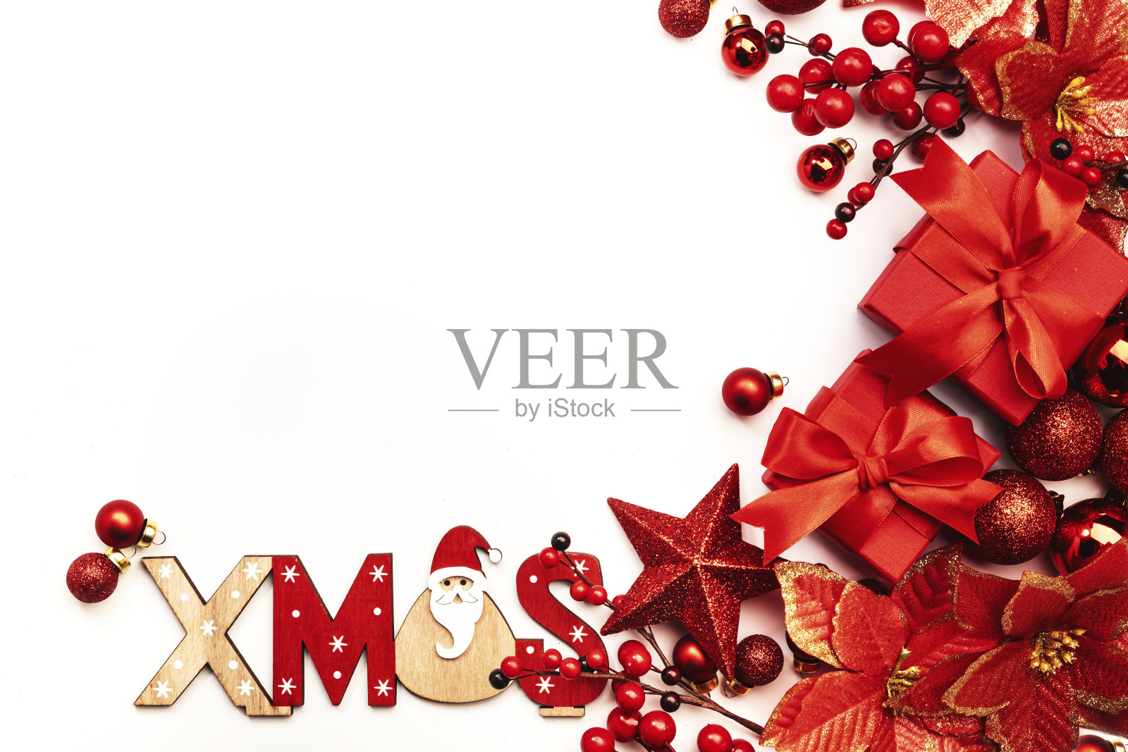 白色圣诞节和新年背景红色圣诞球,大星星和浆果,礼品盒和题词。俯视图照片摄影图片