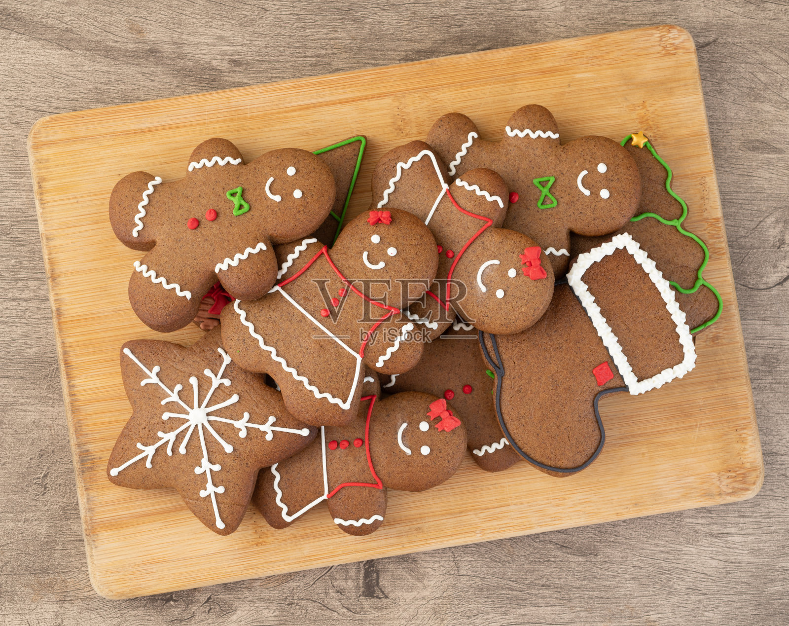 木桌上放着传统的圣诞姜饼照片摄影图片