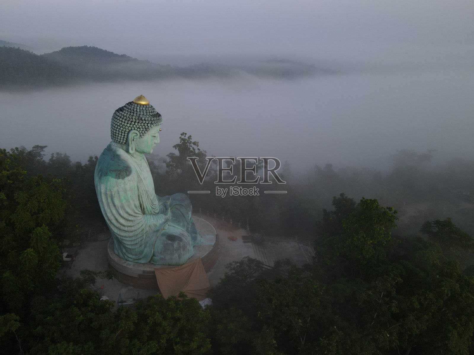 在泰国兰邦美他市的佛寺,大佛(Daibutsu)的灰泥佛像。照片摄影图片