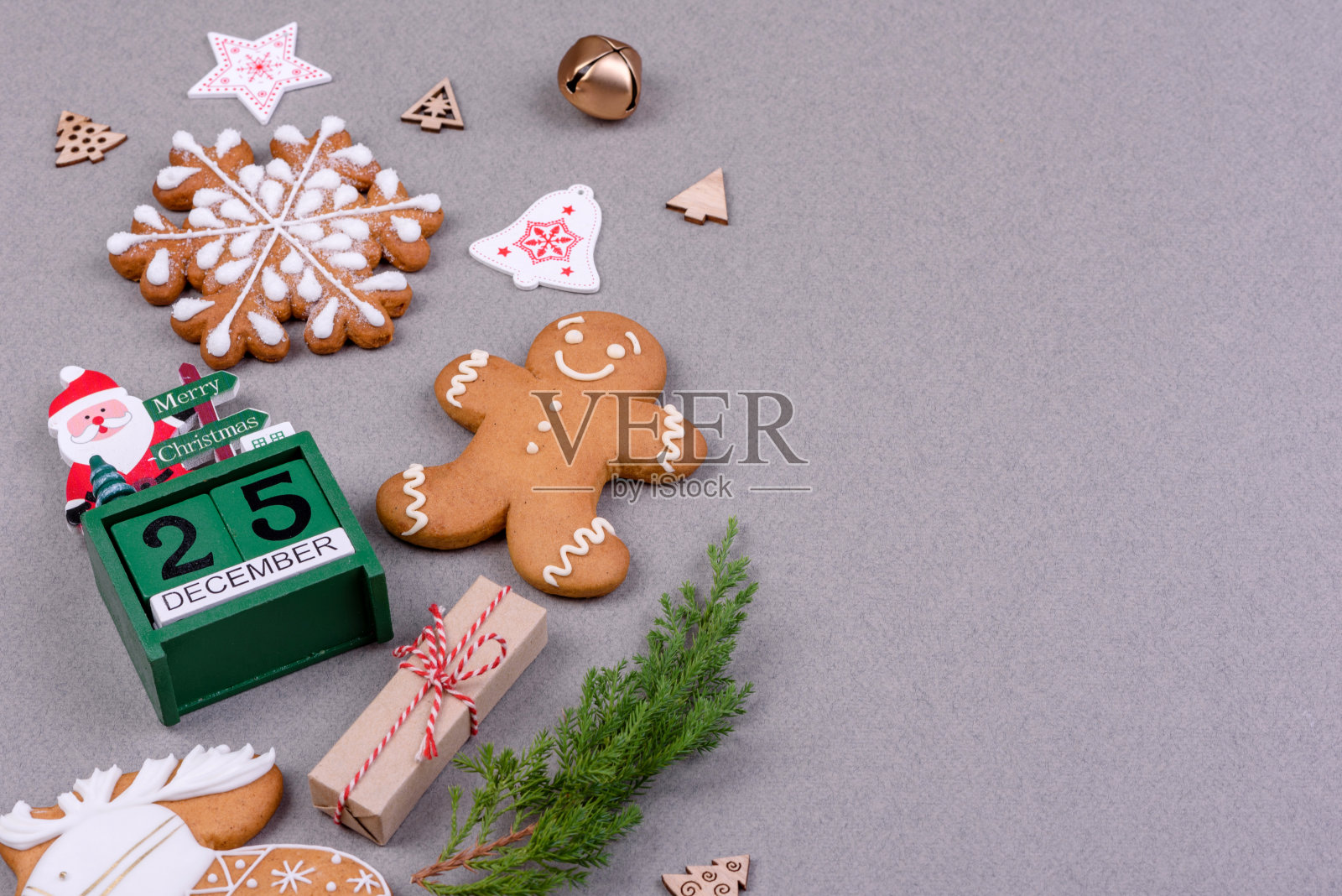 圣诞喜庆姜饼在家里做的彩色背景照片摄影图片