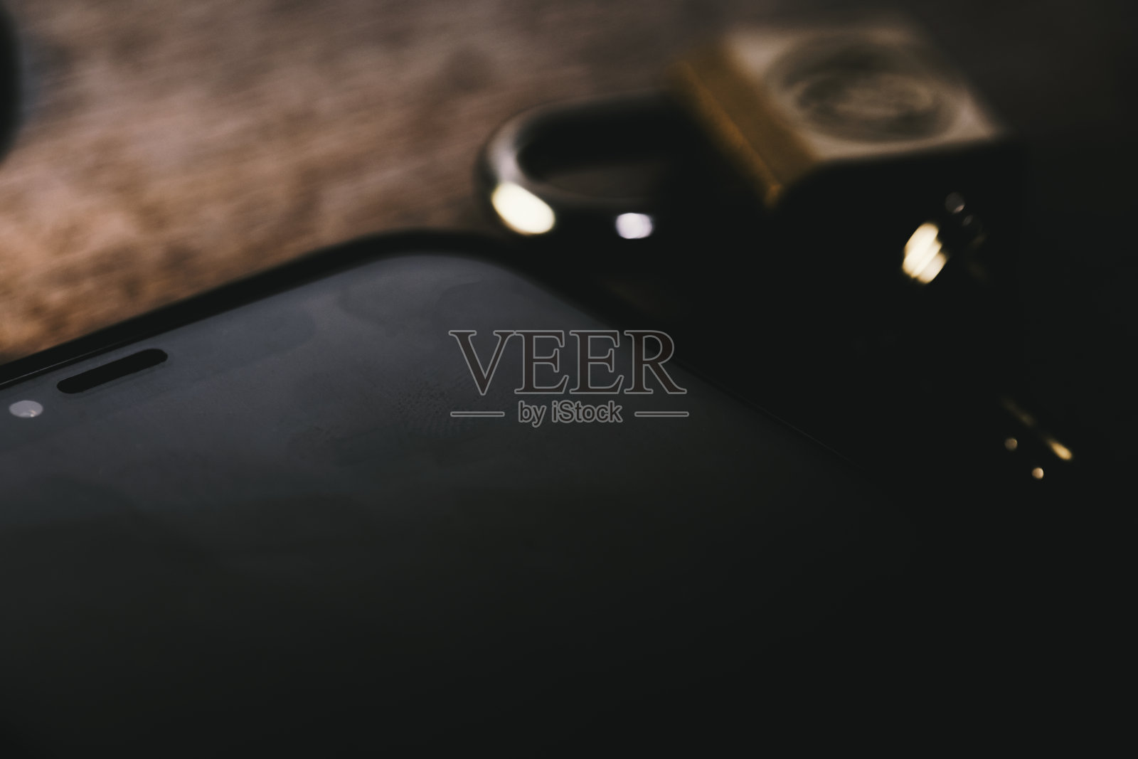 手机和挂锁的特写镜头照片摄影图片