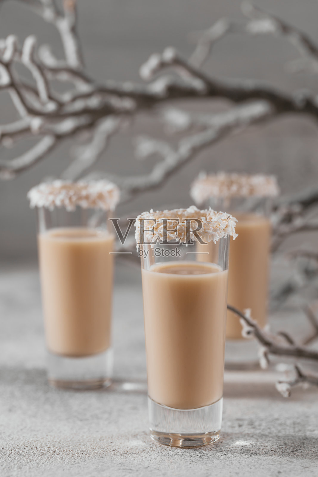 椰子片爱尔兰奶油或咖啡利口酒照片摄影图片