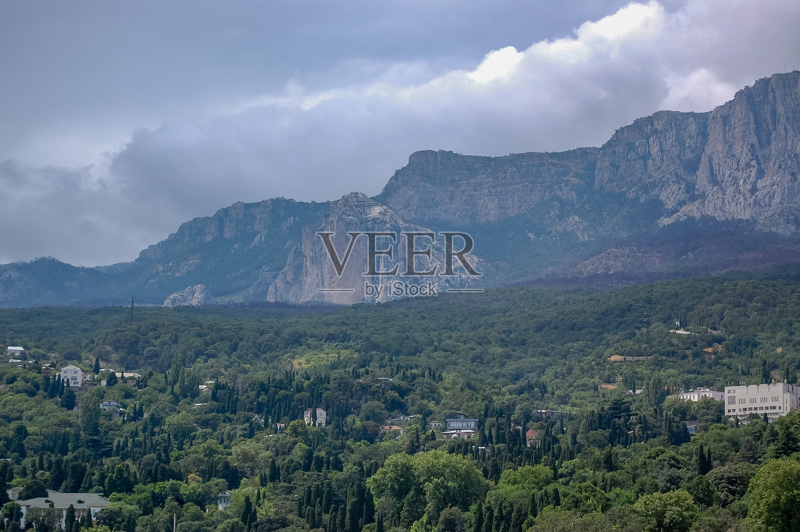 山景衬着天空和云朵照片摄影图片