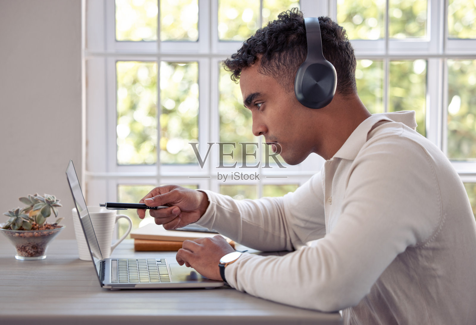 年轻男人在家使用笔记本电脑照片摄影图片