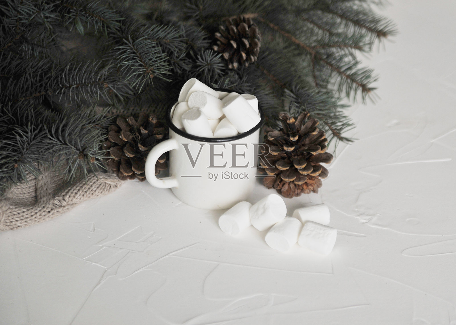 杯上有热可可和棉花糖,木制背景上有圣诞节的bokeh灯照片摄影图片