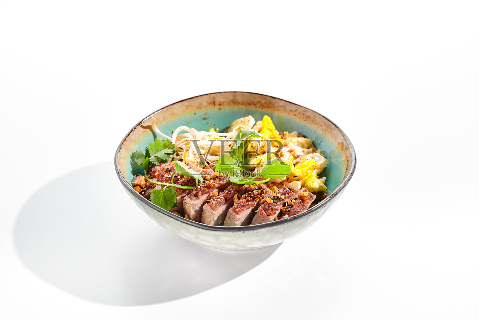 泛亚传统菜——蔬菜炒饭、蛋丝炒鸭。白底米饭的东方炒锅。Nasi goreng与鸭在孤立的背景与阴影。照片摄影图片