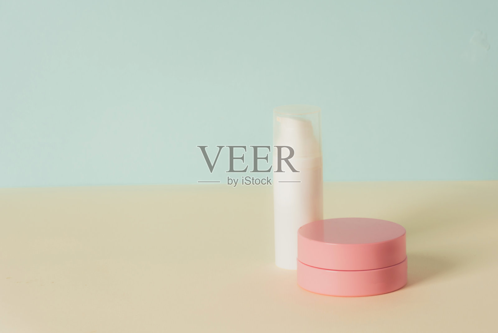 一套容器白色和粉红色化妆品照片摄影图片