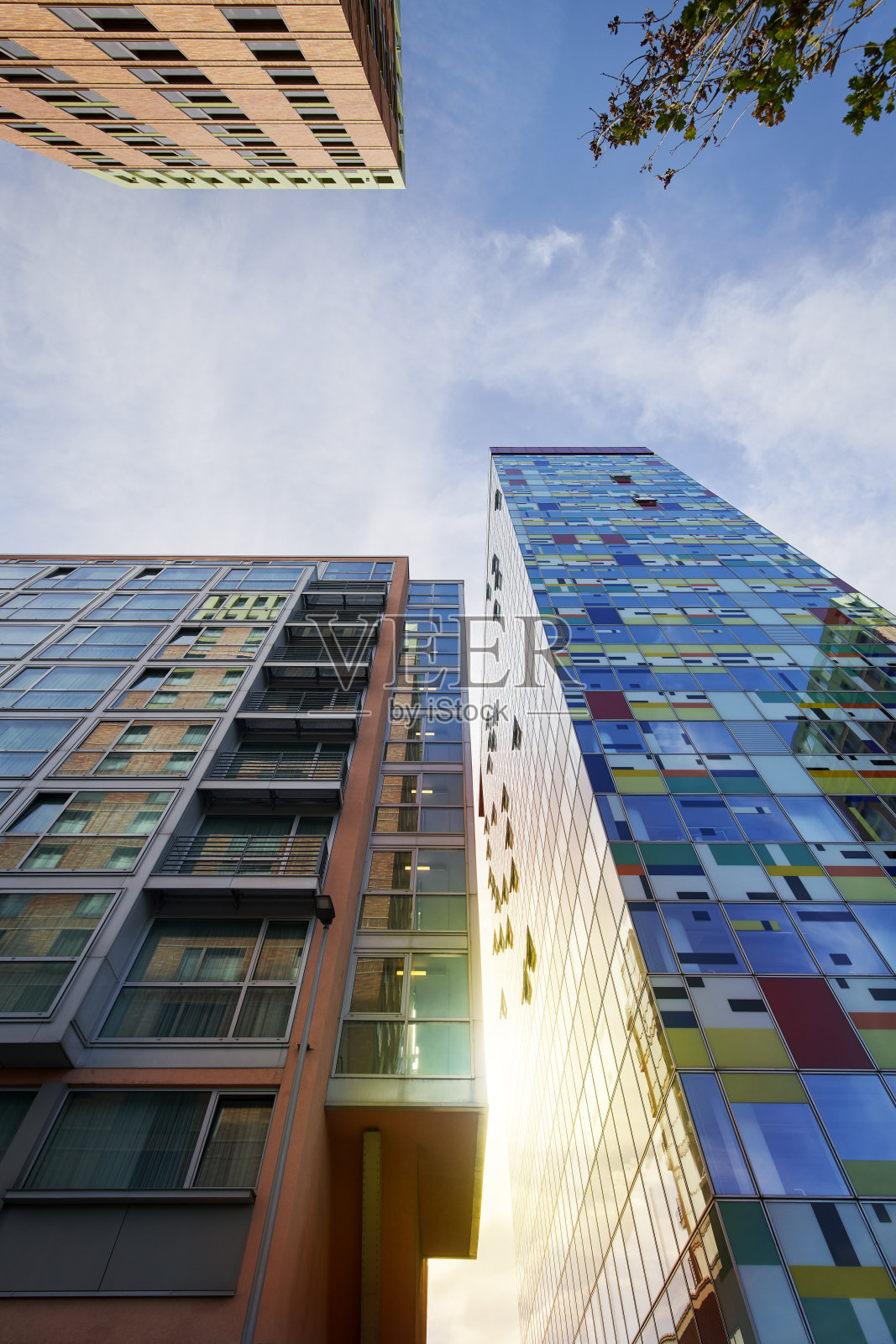 在现代高层建筑的正下方照片摄影图片