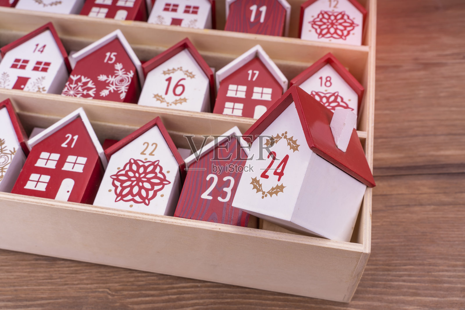 房屋形式的手工木制万年历照片摄影图片