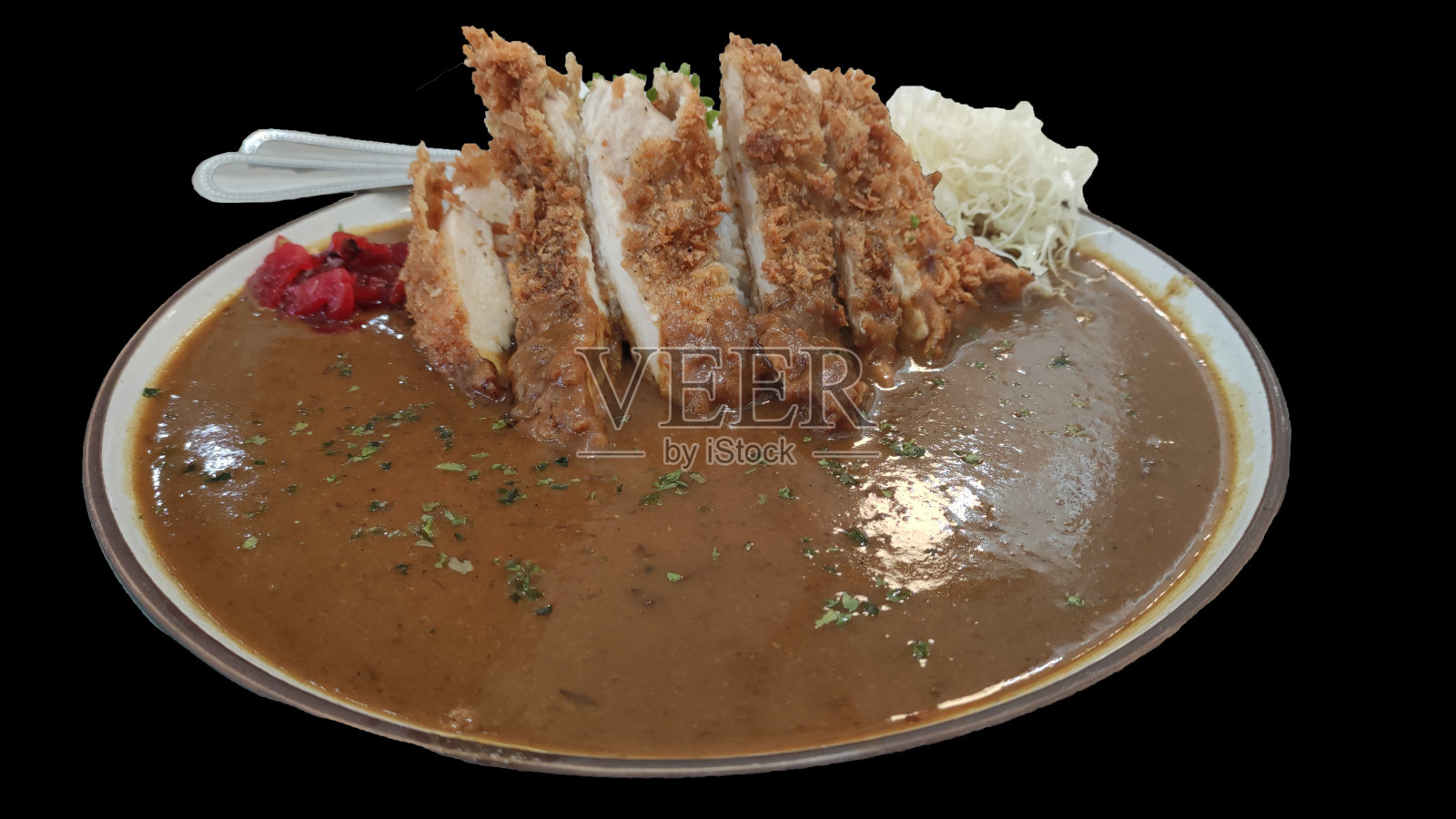 黑色背景的炒猪肉咖喱饭。照片摄影图片