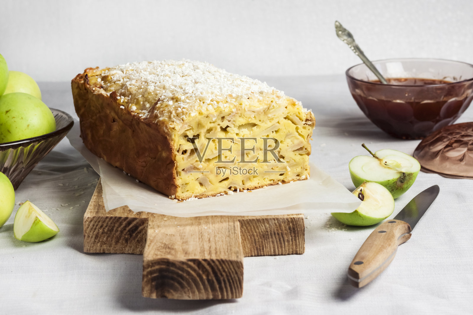 木砧板上的苹果椰子饼照片摄影图片
