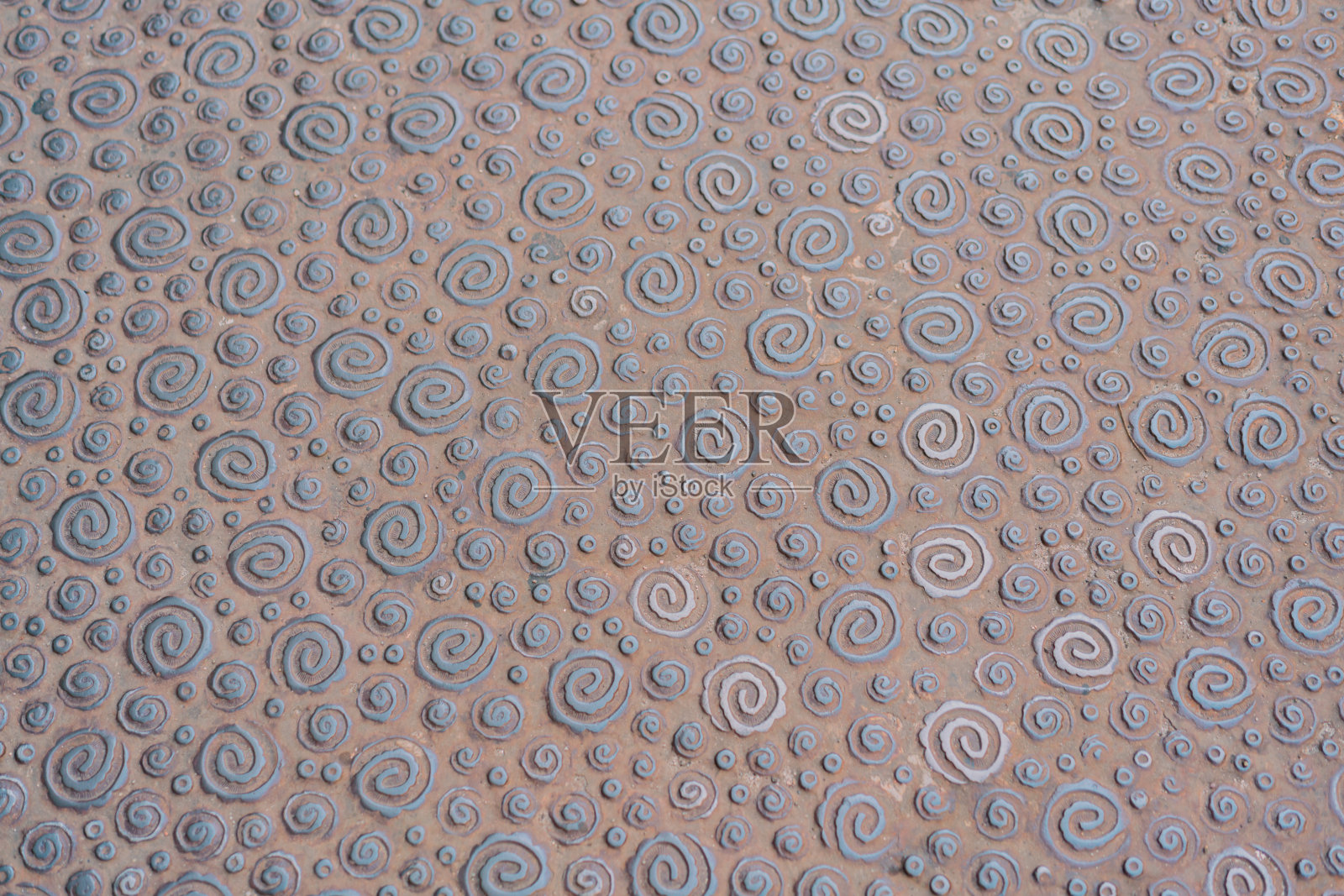 复古金属装饰图案背景与漩涡。地板上。地面。不寻常的路面。铸铁圈。铁。风格。设计照片摄影图片