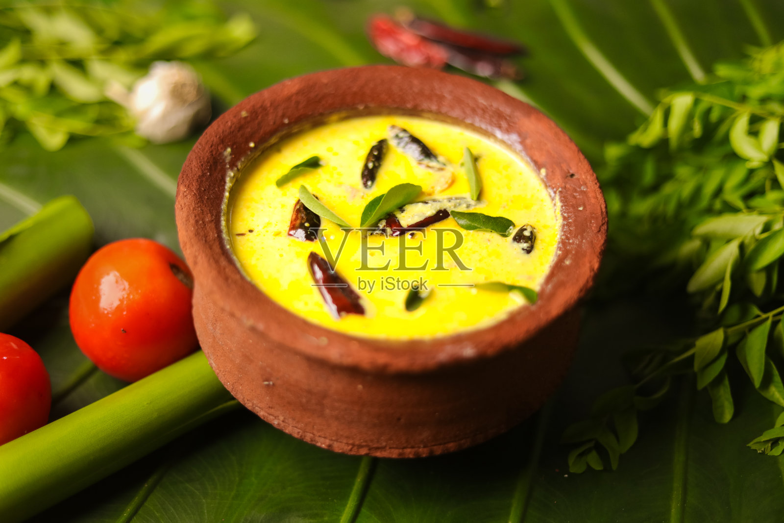 南印度特别凝乳rasam,汤与凝乳服务在传统泥碗特写选择性聚焦和模糊照片摄影图片