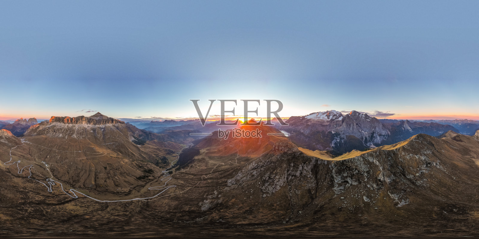 鸟瞰白云石山脉和飞达亚湖在黎明。意大利南部蒂罗尔的秋天照片摄影图片