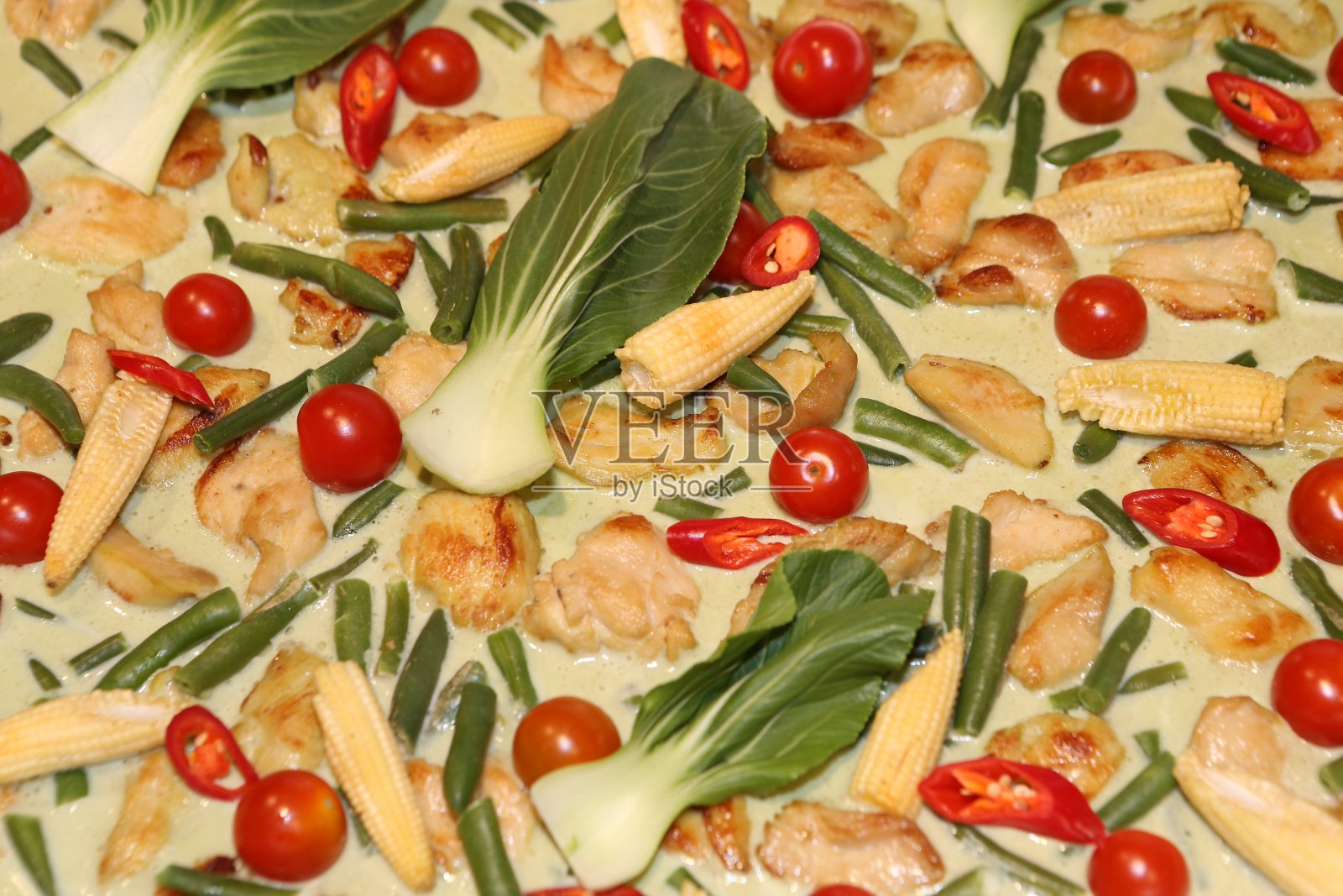 泰式绿咖喱鸡。咖喱,传统的印度菜。美味的异国情调的美食。泰国、印度的传统民族食品。美味的咖喱绿鸡肉。餐厅里的绿咖喱。热盘照片摄影图片