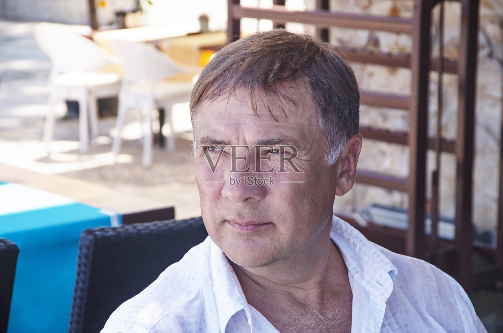 严肃的年长白人公务员医生肖像照片摄影图片