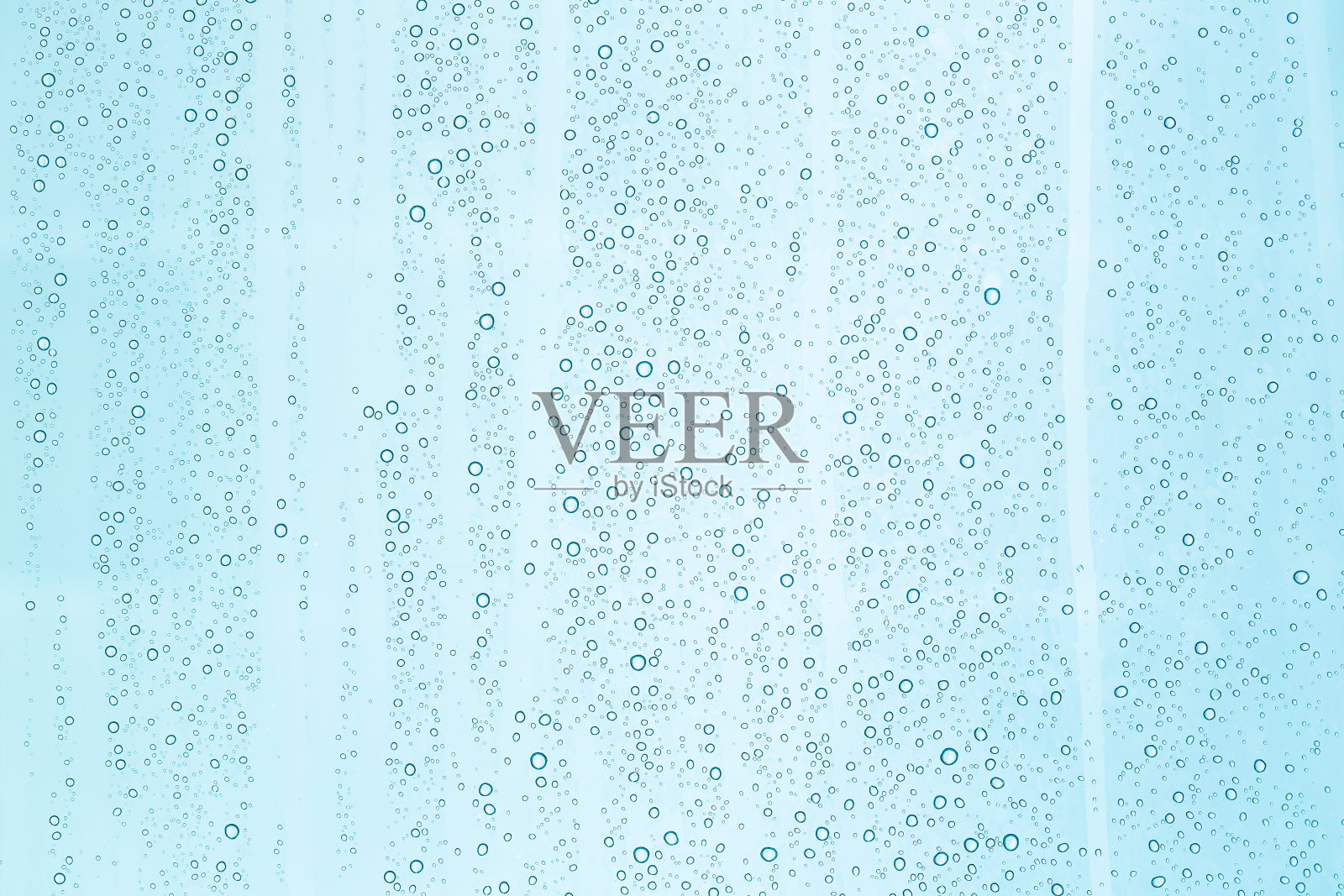 水滴落在摩天大楼的玻璃上照片摄影图片