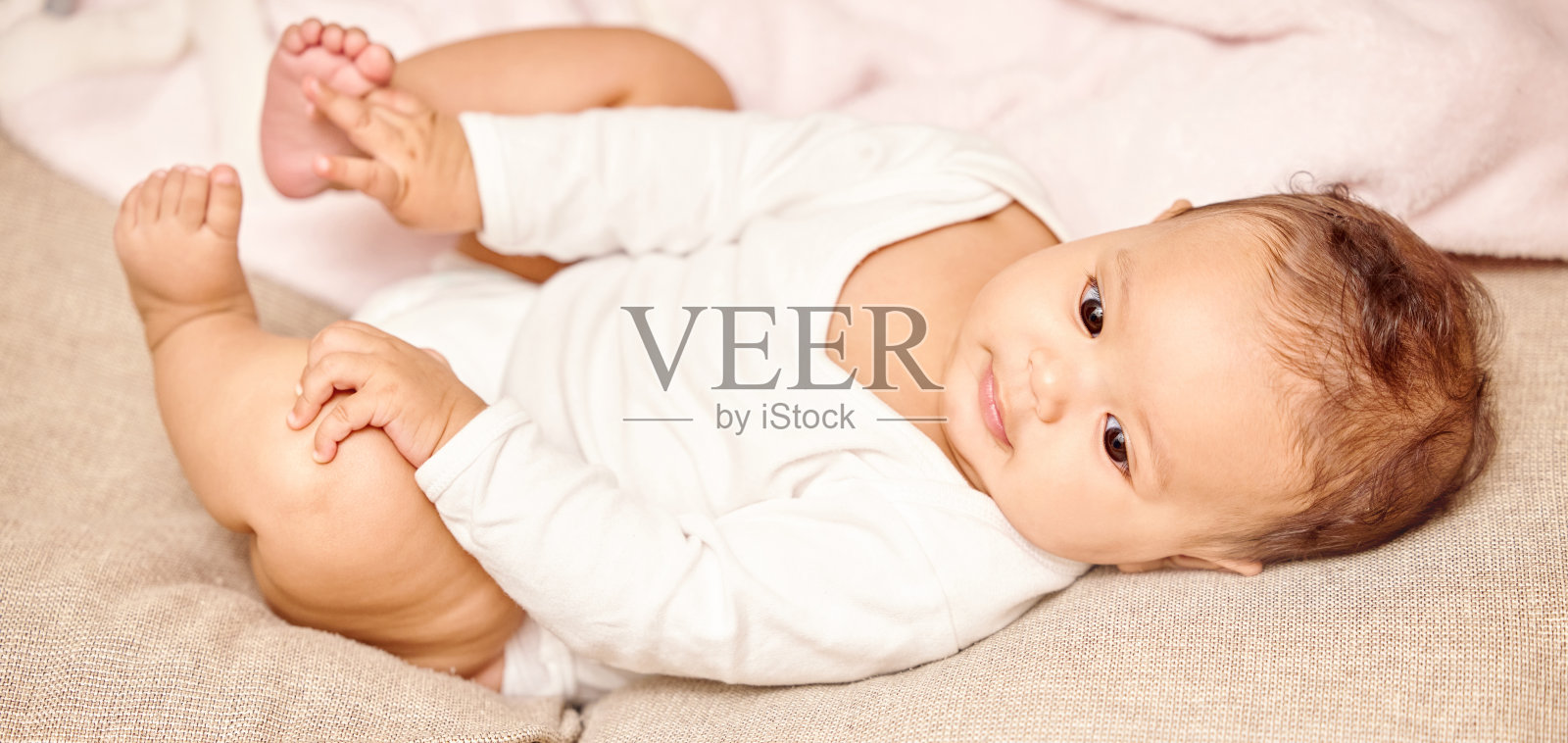 一个小婴儿独自玩耍的镜头照片摄影图片